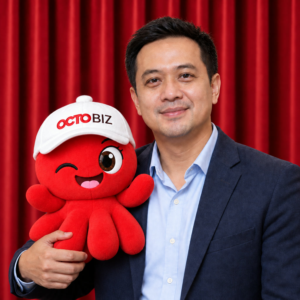 The same guest in a photo with Staff OctoBiz